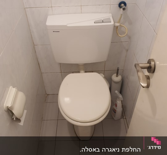 אסלה עם מיכל הדחה וצינור מים